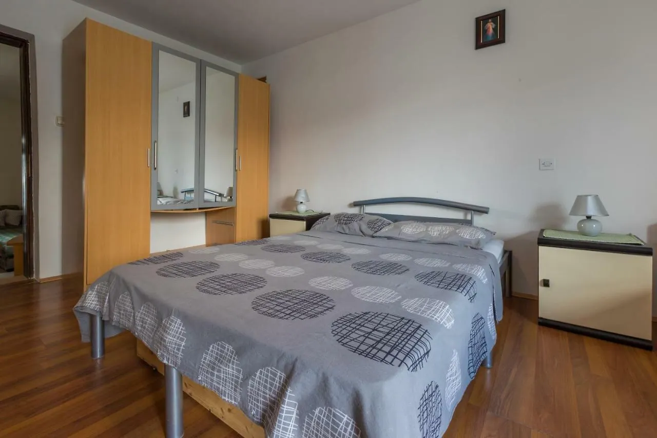Apartment Dom Jadranovo 0*,  Croatia